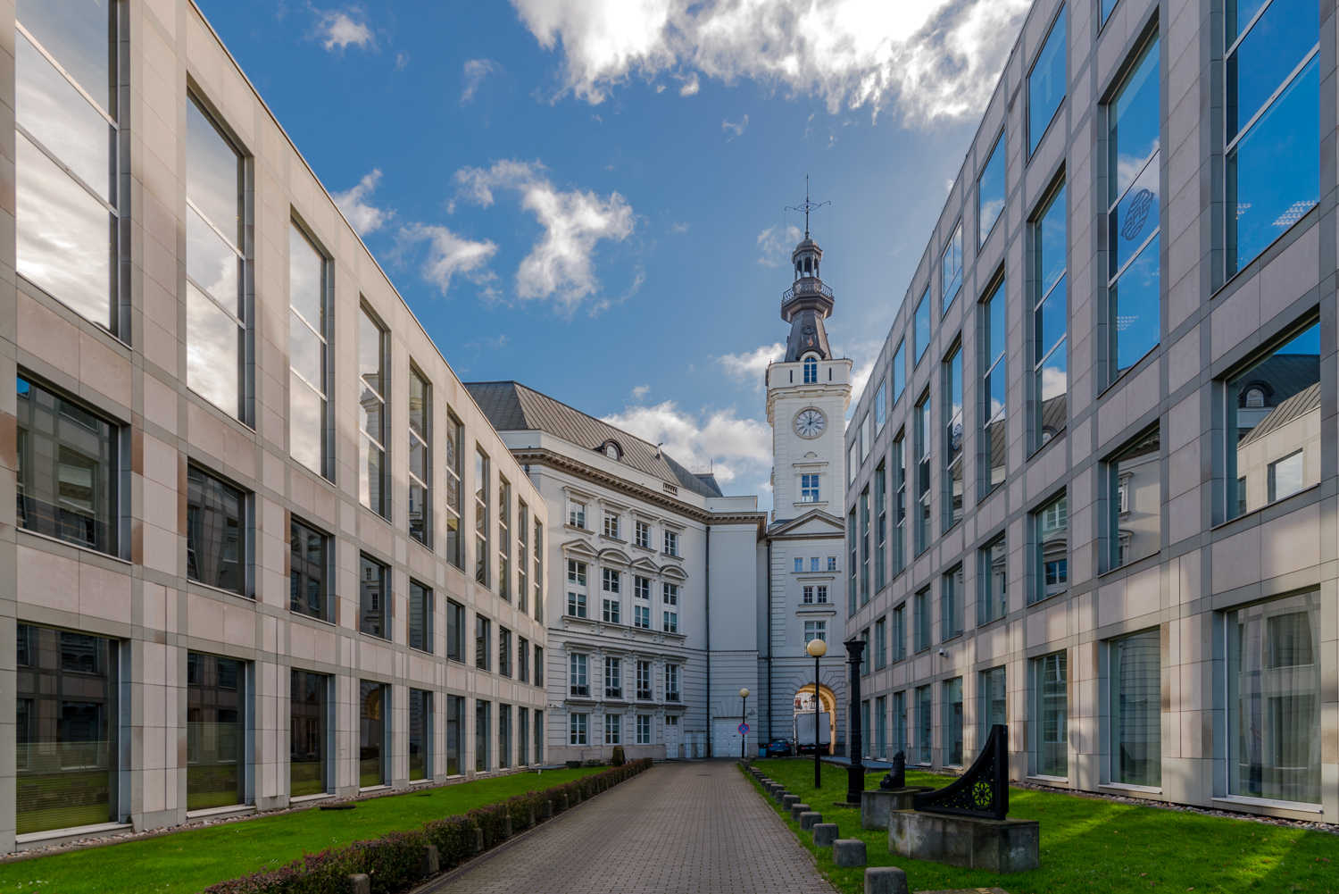 Zdjęcie architektury budynku Północna pierzeja pl. Teatralnego, tzw. Pałac Jabłonowskich (zespół budynków BRE Bank i Citibank)